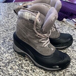 The North Face chilkat ll Gray and Black Winter Boots 200 g of primaloft